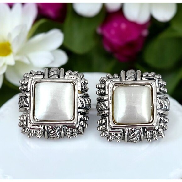 Vintage Earrings Antique Silver Tone White Moonglow Clip On  2Q - Picture 1 of 7